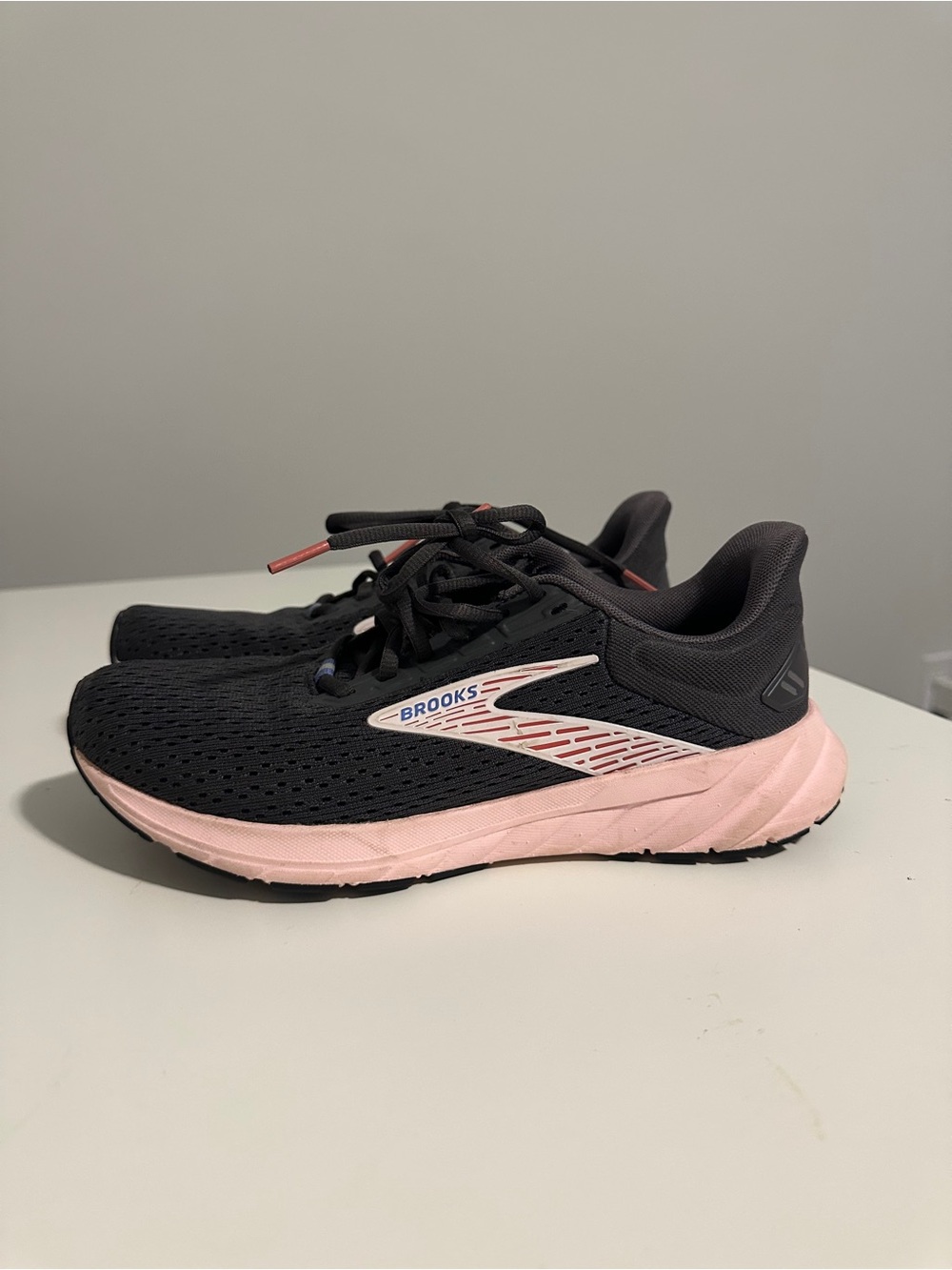 Brooks Anthem 6 Women’s Running Shoes Gray Pink Size 7.5 Like New